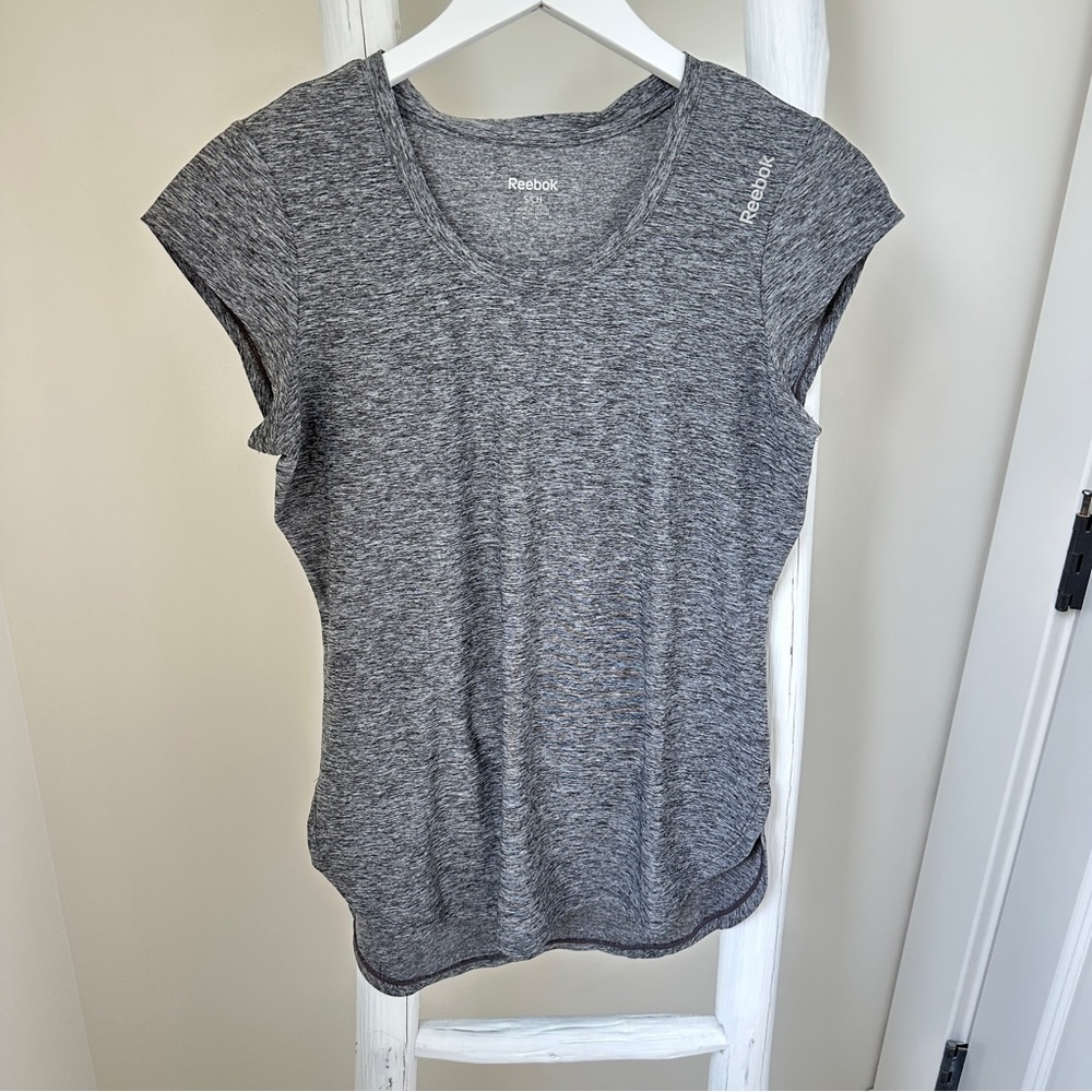 Reebok Heathered Gray Athleisure Short Sleeve Top Size Small - Picture 8 of 8
